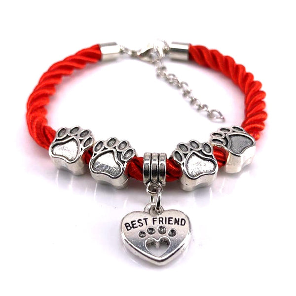 Bracelet rouge avec pendentif et pattes